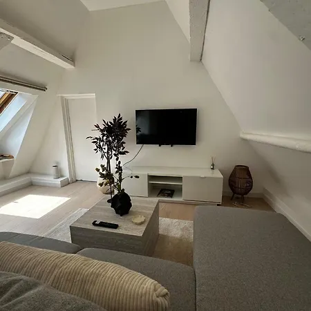 Stylish 2br &1lr Apt, Prime Belgian Location アパート *