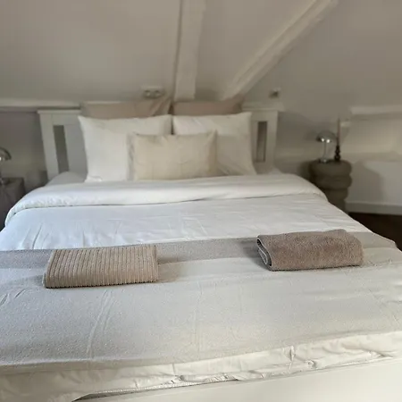 Stylish 2br &1lr Apt, Prime Belgian Location アパート *