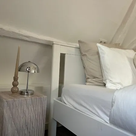 Stylish 2br &1lr Apt, Prime Belgian Location アパート