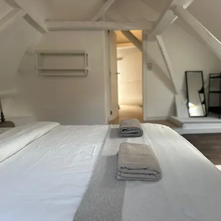 Stylish 2br &1lr Apt, Prime Belgian Location アパート *