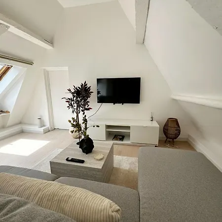 Stylish 2br &1lr Apt, Prime Belgian Location アパート